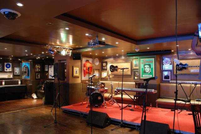 Бар с живой рок. Hard Rock Cafe сцена. Хард рок кафе Паттайя. Музыкальный бар. Музыкальное кафе.